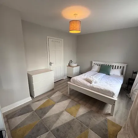 Central, Comfortable And Spacious 4 Bed Duplex *