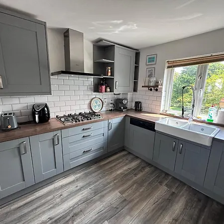 Central, Comfortable And Spacious 4 Bed Duplex דירה