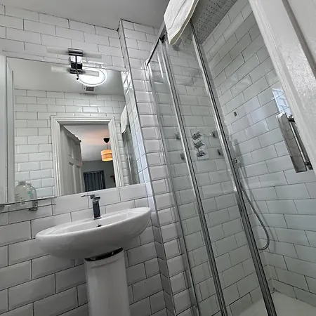 Central, Comfortable And Spacious 4 Bed Duplex Apartment *