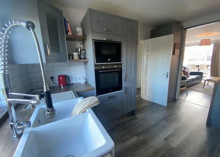 Central, Comfortable And Spacious 4 Bed Duplex *