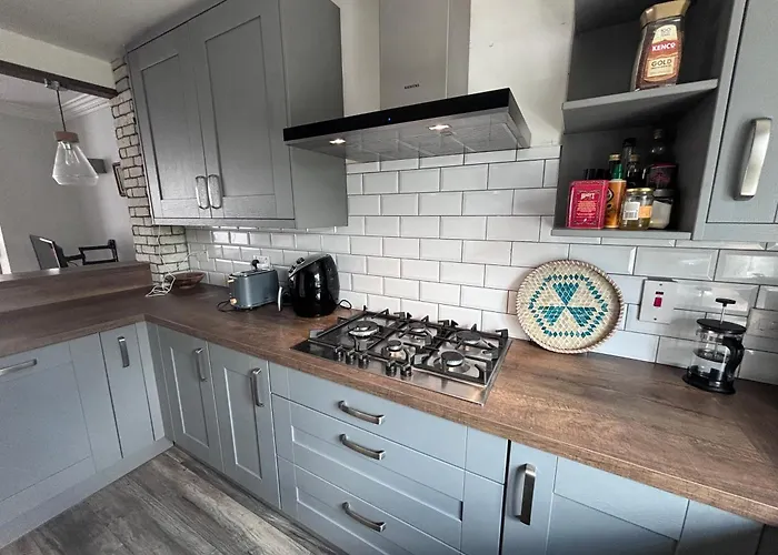 Central, Comfortable And Spacious 4 Bed Duplex Daire