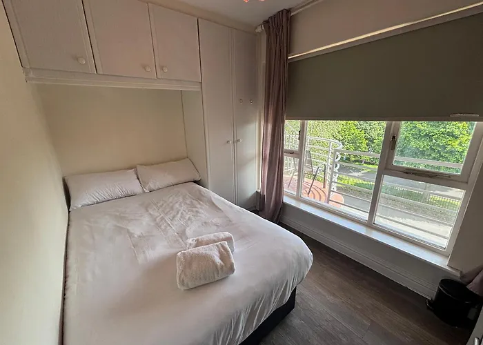 Central, Comfortable And Spacious 4 Bed Duplex Daire Dublin