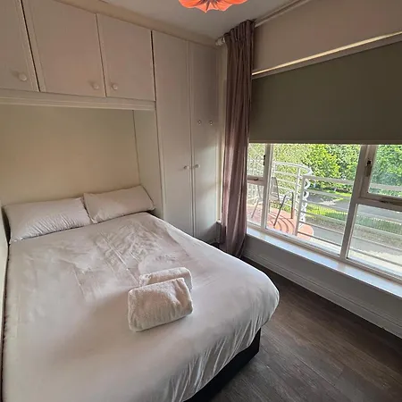 Central, Comfortable And Spacious 4 Bed Duplex Daire Dublin