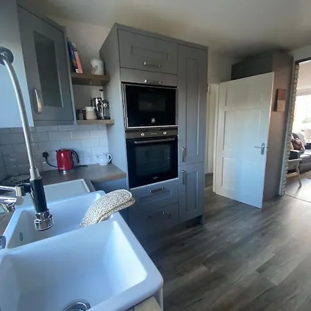 Central, Comfortable And Spacious 4 Bed Duplex *